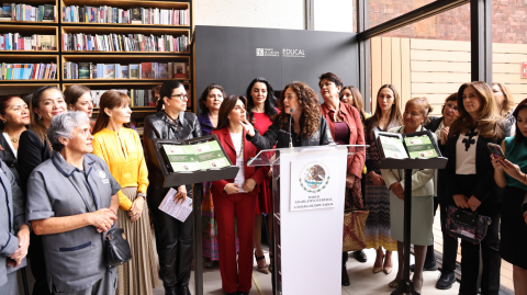 Graciela Baéz presentó el libro en la librería FCE/Educal de San Lázaro.