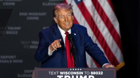 El candidato presidencial republicano y expresidente de Estados Unidos, Donald Trump, habla durante un evento de campaña en el Centro de Artes del Área Prairie du Chien en Prairie du Chien, Wisconsin.