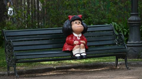 La escultura del personaje de historieta Mafalda se exhibe sentada en una banca luego de su inauguración por autoridades locales en Santiago el 27 de septiembre de 2024.