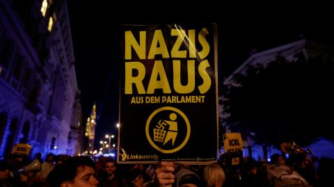 La gente protesta, después de las primeras encuestas a pie de urna durante las elecciones generales, en Viena, Austria.