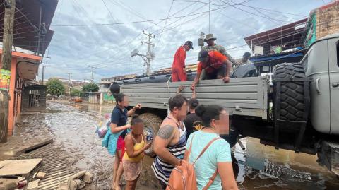 Elementos de la Marina ayudan a la población en Acapulco.