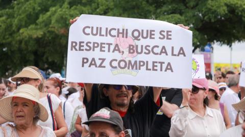 La gente marcha durante una protesta llamada "Los valientes de Culiacán".