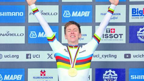 Cycling - UCI World Championships 2024 - Men's Elite Road Race - Zurich, Switzerland - September 29, 2024
Gold medallist Slovenia's Tadej Pogacar celebrates on the podium REUTERS/Denis Balibouse