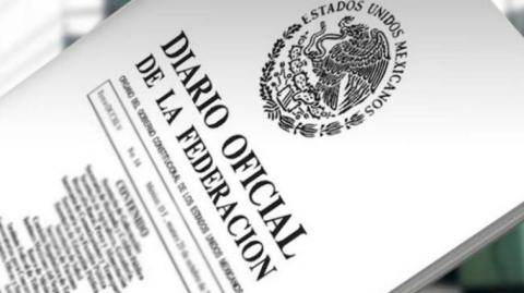 El gobierno federal promulgó en la edición matutina del DOF de este lunes la reforma aprobada por el Congreso de la Unión para reconocer la nueva fecha de traspaso de poder en la Presidencia de la República como feriado.

Para más información del tema, visita: https://www.eleconomista.com.mx/capital-humano/publican-reforma-declarar-1-octubre-festivo-oficial-20240930-727986.html
Twitter: https://twitter.com/eleconomista 
Sitio web: https://www.eleconomista.com.mx/ 
Facebook: https://www.facebook.com/ElEconomista.mx 

#ElEconomista #CapitalHumano #EETV