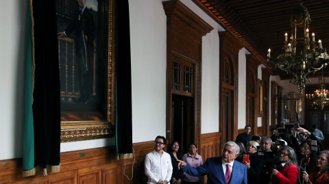 El presidente Andrés Manuel López Obrador develó el retrato al óleo que se mostrará en la Galería de los Presidentes.