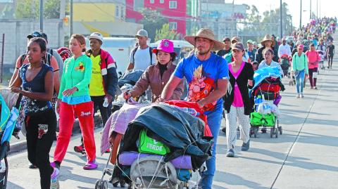 PUEBLA, PUEBLA, 19SEPTIEMBRE2024.- Migrantes sudamericanos continuaron su trayecto rumbo a la Ciudad de MÈxico, desde la zona de Amalucan donde pernoctaron anoche  FOTO: MIREYA NOVO/ CUARTOSCURO.COM