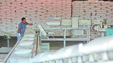 ZACATEPEC, MORELOS., 25ENERO2013.- Debido a que las bodegas del Ingenio azucarero ‚ÄúEmiliano Zapata‚Ä˘ de Zacatepec, se encuentran a su m√°xima capacidad, trasladaron toneladas de costales de az√∫car a la Cancha Morelos perteneciente al Ingenio. Ca√±eros morelenses mantienen guardias a las afueras de las bodegas del Ingenio ante la falta de respuesta de las autoridades para estabilizar el precio del az√∫car. 
FOTO: SA√ˆL L√ìPEZ / CUARTOSCURO.COM