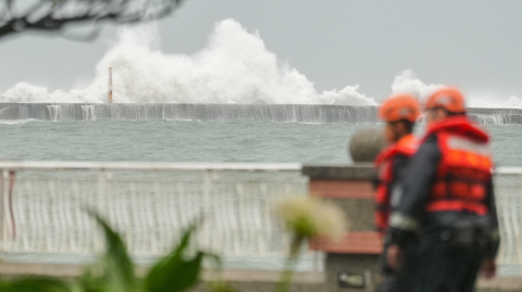 El tifón Krathon desató fuertes aguaceros y vientos en el este y sur de la isla.