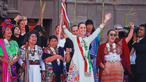 CIUDAD DE MÉXICO, 01OCTUBRE2024. La presidenta constitucional de los Estados Unidos Mexicanos, Claudia Sheinbaum Pardo durante la ceremonia de los pueblos indígenas y el pueblo afromexicano donde le fue entregado el Bastón de Mando, en la plancha del zócalo de la Ciudad de México. FOTO: EDGAR NEGRETE LIRA/CUARTOSCURO.COM