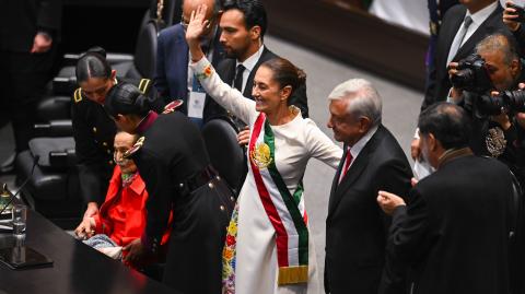 Durante sus primeros mensajes como titular del Ejecutivo federal indicó que en su administración se impulsarán las energías limpias, se buscará aprobar la jornada de 40 horas, así como una reforma electoral.

Para más información del tema, visita: https://www.eleconomista.com.mx/politica/sheinbaum-toma-protesta-primera-presidenta-republica-20241002-728302.html

Twitter: https://twitter.com/eleconomista
Sitio web: https://www.eleconomista.com.mx/   
Facebook: https://www.facebook.com/ElEconomista.mx   

#ElEconomista #Sheinbaum #EETV