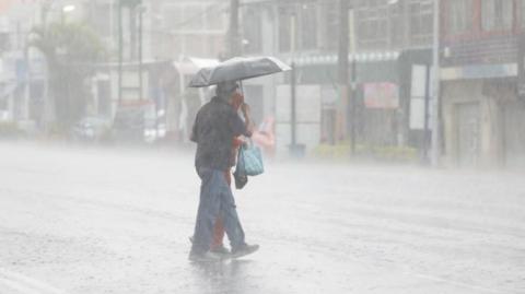 Un nuevo sistema tormentoso, que azotó la costa sur del Pacífico mexicano y la cercana Guatemala el martes por la noche, se espera que se desplace tierra adentro este miércoles, según el Centro Nacional de Huracanes.

Para más información del tema, visita: https://www.eleconomista.com.mx/politica/nueva-depresion-tropical-frente-costas-oaxaca-apunta-zona-afectada-john-20241002-728311.html

Twitter: https://twitter.com/eleconomista 
Sitio web: https://www.eleconomista.com.mx/ 
Facebook: https://www.facebook.com/ElEconomista.mx 

#ElEconomista #CapitalHumano #EETV