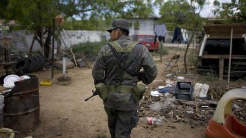 Seis migrantes de distintas nacionalidades fallecieron en la noche del martes y madrugada del miércoles, luego de que huyeran de un operativo del Ejército mexicano para combatir el narcotráfico en Chiapas.

Para más información del tema, visita: https://www.eleconomista.com.mx/politica/militares-asesinan-6-migrantes-operativo-chiapas-confirma-sedena-20241002-728393.html

¡Síguenos en nuestras redes sociales para mantenerte informado!

Twitter: https://twitter.com/eleconomista 
Facebook: https://www.facebook.com/ElEconomista.mx
Instagram: https://www.instagram.com/eleconomistamx
LinkedIn: https://www.linkedin.com/company/el-economista/

#ElEconomista #EETV