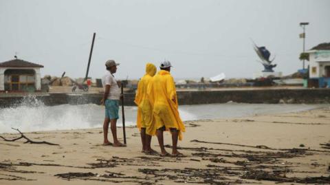 El Centro Nacional de Huracanes (CNH) de Estados Unidos advirtió la mañana de este jueves que la Depresión Tropical Once-E podría provocar más lluvias torrenciales en la costa sur de México.

Para más información del tema, visita: https://www.eleconomista.com.mx/politica/depresion-tropical-once-e-avanza-costas-mexico-que-estados-esperan-lluvias-torrenciales-20241003-728483.html

¡Síguenos en nuestras redes sociales para mantenerte informado!

Twitter: https://twitter.com/eleconomista 
Facebook: https://www.facebook.com/ElEconomista.mx
Instagram: https://www.instagram.com/eleconomistamx
LinkedIn: https://www.linkedin.com/company/el-economista/

#ElEconomista #EETV