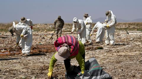 Voluntarios participan en una campaña para limpiar las orillas del lago Uru Uru, en Oruro, Bolivia