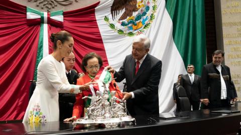 Ifigenia Martínez colocó la banda presidencial a Claudia Sheinbaum.