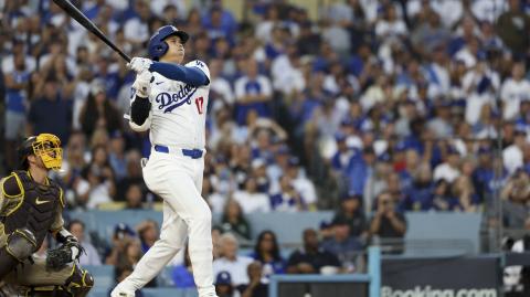 El bateador designado de los Dodgers de Los Ángeles, Shohei Ohtani, anota un jonrón contra los Padres de San Diego durante el primer juego de la NLDS para los Playoffs de la MLB de 2024 en el Dodger Stadium.