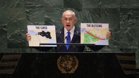 El primer ministro israelí, Benjamin Netanyahu, sostiene mapas mientras habla durante la 79.ª sesión de la Asamblea General de las Naciones Unidas.