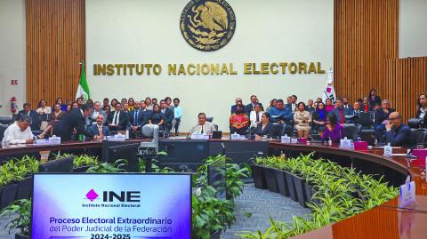 El INE realizÛ la ceremonia cÌvica de Honores a la bandera en la explanada  del INE debido al inicio del Proceso Electoral Extraordinario del Poder Judicial de la FederaciÛn 2024-2025 terminando la ceremonia se dio inicio a la sesiÛn.  Foto Rosario Servin