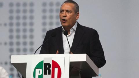 “Seguiré sirviendo a México y me dedicaré a cumplirle a Sonora y los sonorenses los compromisos que hice cuando les pedí su confianza para ser su senador’’, cita el mensaje por el que comunicó su decisión.