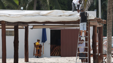 Habitantes de Progreso, Yucatán, se preparan para el paso del huracán Milton.