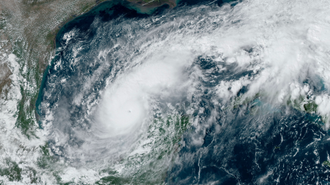 Vista satelital del huracán Milton, que avanza hacia la costa de la Península de Yucatán.