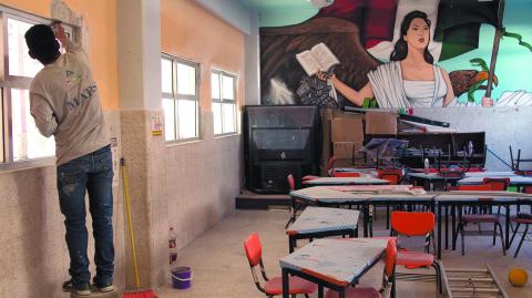 CIUDAD DE M…XICO, 25MAYO2021.- En la alcaldÌa Xochimilco se est·n llevando a cabo jornadas de limpieza en las escuelas de educaciÛn b·sica, con miras al regreso a clases presenciales el prÛximo 7 de junio. Personal de la alcaldÌa limpiaron pasillos, ventanas, ·reas comunes, y cortaron vegetaciÛn, esto tras un aÒo de que los centros educativos permanecieron cerrados debido a la pandemia de Covid-19. Hoy por la maÒana en la Escuela Primara "Anacleto B·rcenas Rojas" con pistolas de aguas se lavaron techos, muros, ventanas, patios, adem·s de recoger la basura de los patios. TambiÈn se llevaron acabo remozamiento de pintura y yeso en algunas aulas. Autoridades educativas informaron que esperan que la prÛxima semana se lleven a cabo las jornadas de limpieza en los salones de clases. 
FOTO: MOIS…S PABLO/CUARTOSCURO.COM