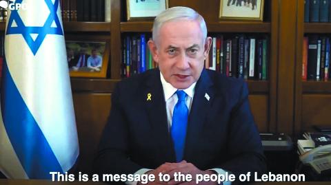 El primer ministro de Israel Benjamin Netanyahu durante la emisión televisiva de un mensaje en inglés.