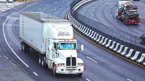 CARRETERA MEXICO TOLUCA CAMIONES TRAILERS . FOTO : HUGO SALAZAR / EL ECONOMISTA .