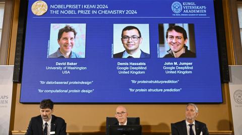 Anuncian a los galardonados con el Premio Nobel de Química 2024, -de izquierda a derecha- David Baker, Demis Hassabis y John M. Jumper.