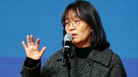 Han Kang, de 53 años, es la primera surcoreana en recibir el prestigioso premio en literatura.
