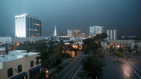 El huracán Milton atravesó Florida este jueves, provocando tornados mortales, destruyendo casas y dejando sin electricidad a más de 3 millones de personas, pero el área metropolitana de la bahía de Tampa parece haber escapado sin las inundaciones catastróficas que se temían.

Para más información del tema, visita: https://www.eleconomista.com.mx/internacionales/huracan-milton-provoca-tornados-y-deja-mas-3-millones-electricidad-florida-20241010-729474.html
Twitter: https://twitter.com/eleconomista 
Sitio web: https://www.eleconomista.com.mx/ 
Facebook: https://www.facebook.com/ElEconomista.mx 

#ElEconomista #CapitalHumano #EETV