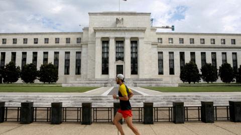 Las minutas indican que los responsables de la Fed afirmaron en la reunión de política monetaria que las reducciones de tasas podrían continuar mientras la inflación siga disminuyendo, aunque el ritmo y el punto final siguen abiertos a debate.