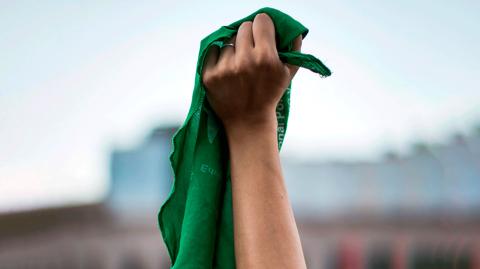 El fallo de la Suprema Corte despenalizó de facto la interrupción del embarazo en todo México, lo que ha llevado a los estados a homologar sus legislaciones, mientras en otros se han suprimido los artículos que lo sancionan.

Para más información del tema, visita: https://www.eleconomista.com.mx/politica/congreso-michoacan-aprueba-despenalizar-aborto-12-semanas-20241010-729568.html

¡Síguenos en nuestras redes sociales para mantenerte informado!

Twitter: https://twitter.com/eleconomista 
Facebook: https://www.facebook.com/ElEconomista.mx
Instagram: https://www.instagram.com/eleconomistamx
LinkedIn: https://www.linkedin.com/company/el-economista/

#ElEconomista #EETV