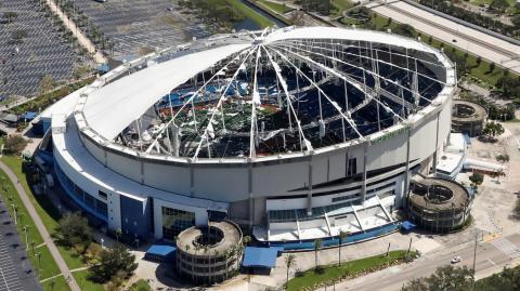 Una vista aérea muestra el Tropicana Field, sede de los Tampa Bay Rays , dañado tras el paso del huracán Milton.
