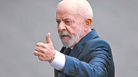 Brazil's President Luiz In·cio Lula da Silva gives a thumbs up upon arrival at the inauguration ceremony of Mexico's President-elect Claudia Sheinbaum at the Congress of the Union in Mexico City on October 1, 2024. (Photo by CARL DE SOUZA / AFP)