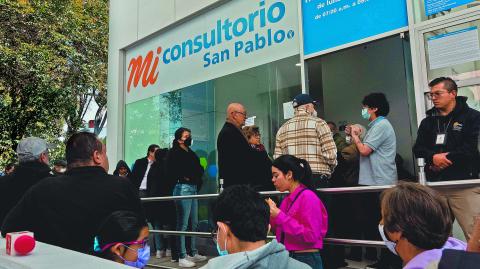 CIUDAD DE M…XICO, 20DICIEMBRE2023.- Personas realizaron fila en un consultorio de la Farmacia San Pablo para la aplicaciÛn de la vacuna Covid-19 que a partir de hoy comenzÛ su venta en dichos establecimientos. Las otras tres cadenas que podr·n venderlas son Benavides, Guadalajara y Del Ahorro. 

FOTO: GALO CA—AS/CUARTOSCURO.COM