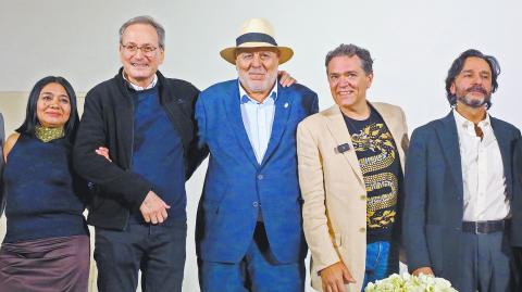 ProyecciÛn y estreno de la pelÌcula "Hispanoamerica,  un canto de  vida y esperanza por el directo JosÈ Luis LÛpez Linares. Foto Rosario Servin