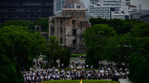 Personas se reúnen frente a las ruinas del Centro de Promoción Industrial de la Prefectura de Hiroshima, ahora conocido comúnmente como la cúpula de la bomba atómica, durante el servicio conmemorativo del 75 aniversario de las víctimas de la bomba atómica en el Parque Memorial de la Paz en Hiroshima.