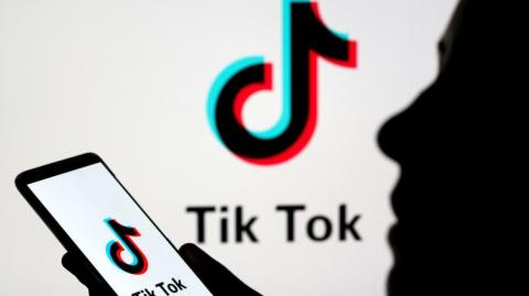 La red social TikTok está despidiendo a cientos de empleados de su plantilla global, incluido un gran número de personal en Malasia, informó la compañía este viernes, a medida que cambia su enfoque hacia un mayor uso de la inteligencia artificial (IA) en la moderación de contenidos.

Para más información del tema, visita: https://www.eleconomista.com.mx/tecnologia/tiktok-recorta-cientos-puestos-moderacion-contenidos-nivel-global-giro-ia-20241011-729658.html
Twitter: https://twitter.com/eleconomista 
Sitio web: https://www.eleconomista.com.mx/ 
Facebook: https://www.facebook.com/ElEconomista.mx 

#ElEconomista #CapitalHumano #EETV