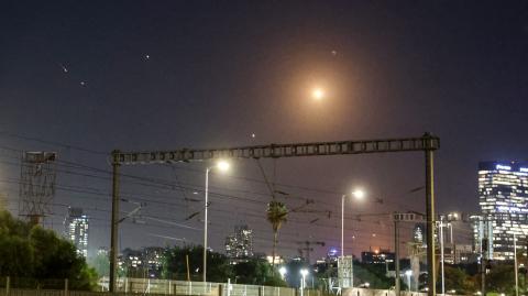 El ejército de Israel dijo que el viernes sonaron sirenas en varias zonas del centro del país debido a la infiltración de un avión hostil, y añadió que se están revisando los detalles.