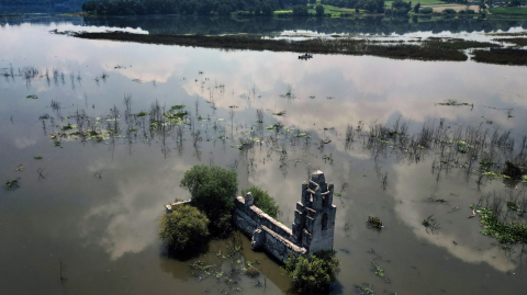 Esta vista muestra los restos de la iglesia de San Francisco -un pueblo que desapareció después de la construcción de la Presa Endho en 1952- en Tepetitlán, estado de Hidalgo, México el 5 de agosto de 2024.