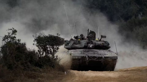 Un tanque israelí se prepara para cruzar el sur del Líbano, 1 de octubre de 2024.