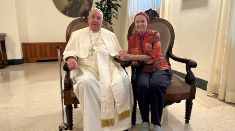 El Papa Francisco posa para una foto con la hermana Jeannine Gramick durante su reunión con católicos transgénero y simpatizantes en el Vaticano, Italia.