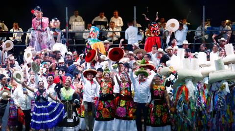 Bailarines de Oaxaca en el escenario del FIC.