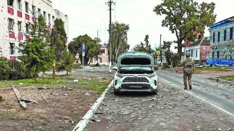 FILE PHOTO: A Ukrainian serviceman patrols a street next to buildings, damaged during recent fighting between Ukrainian and Russian forces in controlled by Ukrainian army the town of Sudzha, Kursk region, Russia August 16, 2024. REUTERS/Yan Dobronosov/File Photo