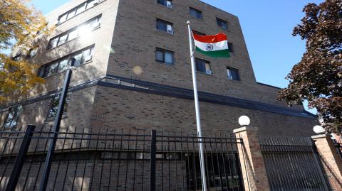 Una bandera india ondea al viento en la Alta Comisión de la India el 3 de octubre de 2023 en Ottawa, Canadá