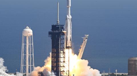 Un cohete SpaceX Falcon Heavy con la nave espacial Europa Clipper a bordo se lanza desde Complejo de Lanzamiento 39A en el Centro Espacial Kennedy de la NASA en Cabo Cañaveral el 14 de octubre de 2024.