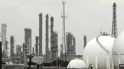 Los tres trabajadores afirmaron en la demanda que Petróleos Mexicanos no mantuvo, controló, supervisó la refinería ni proporcionó condiciones de trabajo seguras dentro de la planta.

Para más información del tema, visita: https://www.eleconomista.com.mx/empresas/tres-trabajadores-demandan-pemex-lesiones-fuga-refineria-deer-park-20241014-729975.html 

¡Síguenos en nuestras redes sociales para mantenerte informado!

Twitter: https://twitter.com/eleconomista 
Facebook: https://www.facebook.com/ElEconomista.mx
Instagram: https://www.instagram.com/eleconomistamx
LinkedIn: https://www.linkedin.com/company/el-economista/

#ElEconomista #EETV