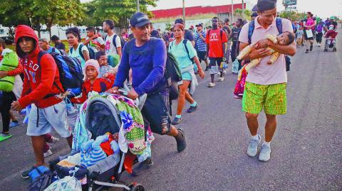 TAPACHULA, CHIAPAS, 13OCTUBRE2024.- Un aproximado de 600 migrantes de diferentes nacionalidades partió de Tapachula rumbo a la Ciudad de México, muchos de ellos con el objetivo de llegar a los Estados Unidos. Las personas la nombraron a esta procesión “Camino de Dios”, y señalaron: Pedimos que el gobierno nos ayude a seguir avanzando y pidieron que las autoridades de migración no les robe su dinero. FOTO: DAMIÁN SÁNCHEZ/CUARTOSCURO.COM