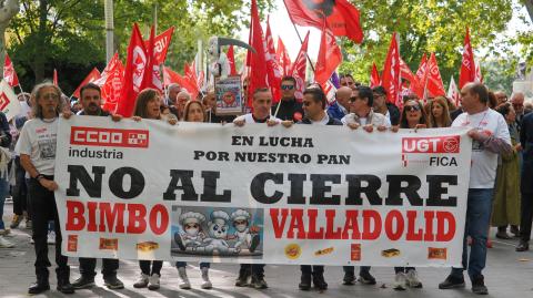 Varias personas durante una manifestación en defensa de la fábrica de Bimbo en Valladolid.